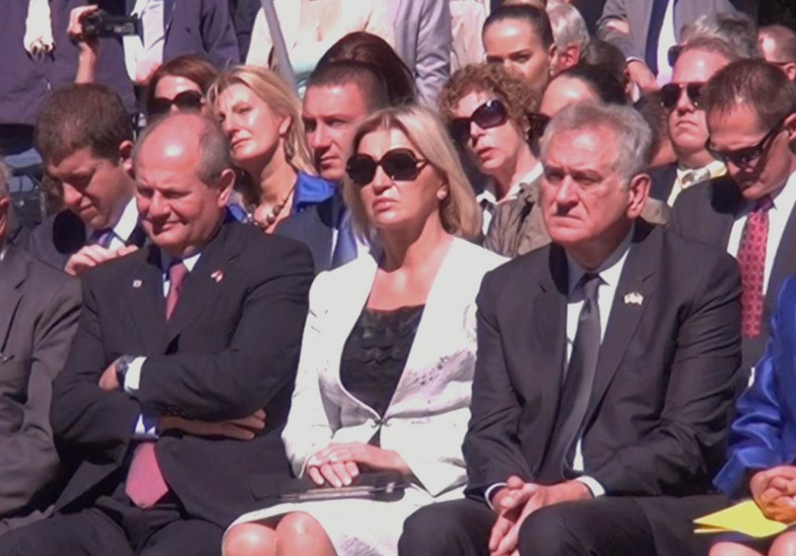 A group of people sitting together

Description automatically generated with medium confidence